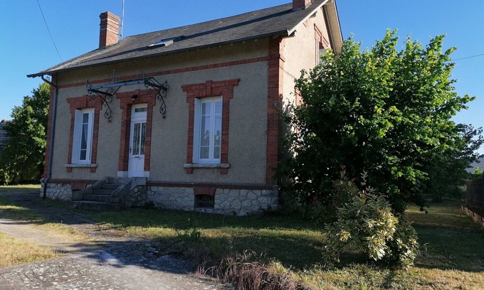 Lorris House | An authentic stay in a quiet area 5 minutes from shops, Maison Cléophée 1900