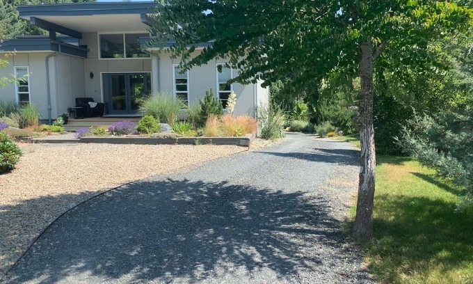 Regional District of Nanaimo Apartment | An Elegant Rural Retreat in Deep Bay