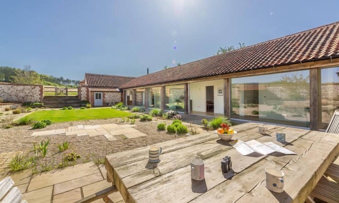 Deepdale House | An enchanting luxury self-catering coastal barn, set in an unrivalled position.