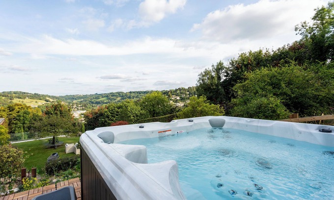 Rodborough House | An extraordinary residence boasting 5 bedrooms, located in the charming village of Brimscombe