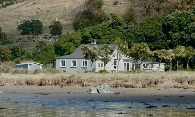 Kairakau House | An historic holiday house right on the beach
