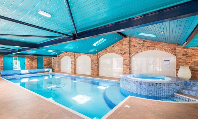 Deerhurst House | An idylic countryside getaway, with Swimming Pool, Jacuzzi and Sauna!