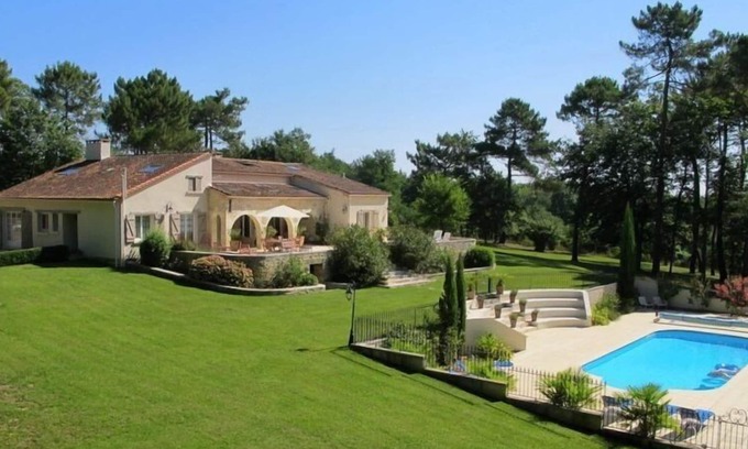 Sauveterre-De-Guyenne Villa | An immaculate family- friendly villa in the Entre-deux-Mers