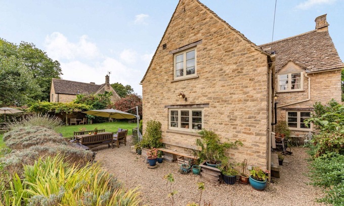 Barnsley Cottage | An impressive five bedroom country home in the heart of the Cotswolds - Barnsley Cottage