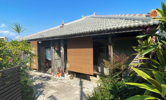 Yakena House | An inn where you can experience a traditional Okinawan wooden minka. Enjoy the comfort and healing space! （The owner will welcome guests at the parking lot upon check-in.