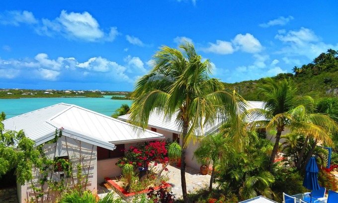 Venetian Road Settlement Villa | An island hideaway on the south side of Providenciales by the lake.