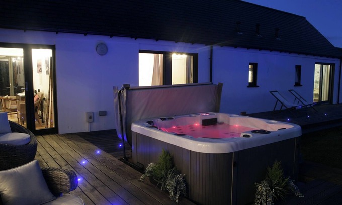 Nerabus House | An Linnean: Cosy serene island escape with sea views/hot tub. Pet-friendly