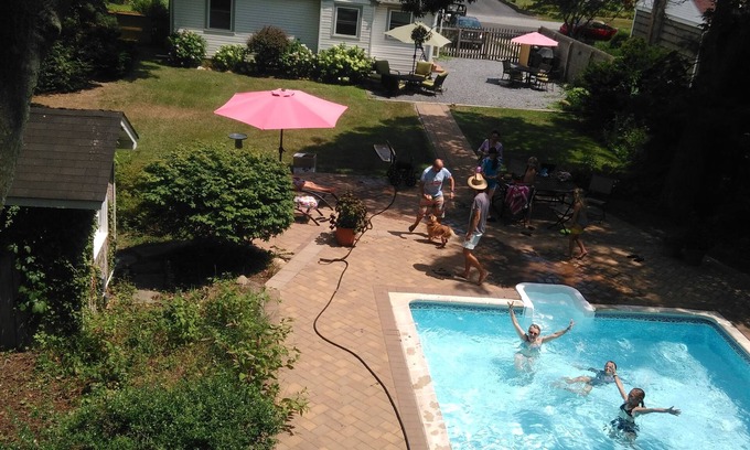 Bellport House | An Oasis in Bellport Village, 2 bedroom House, Large backyard and swimming pool!