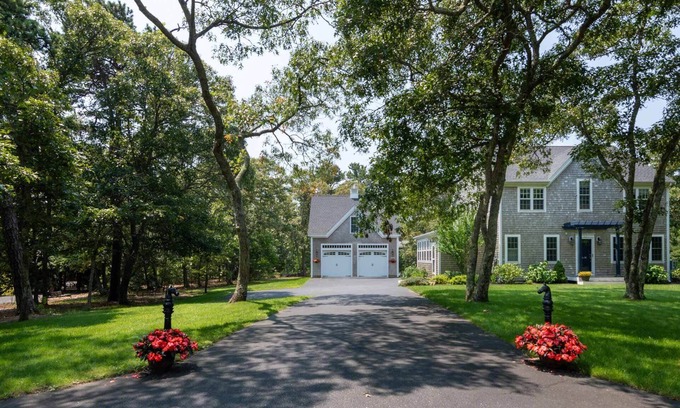 Lagoon Heights House | An Oasis on Martha's Vineyard-A 4 Bedroom 4.5 Bath Home In Historical Oak Bluffs