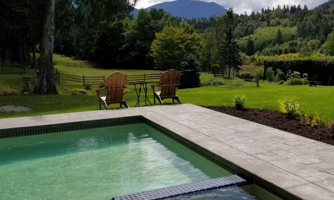 Sardis House | An outdoor lover's pastoral & mountain view escape