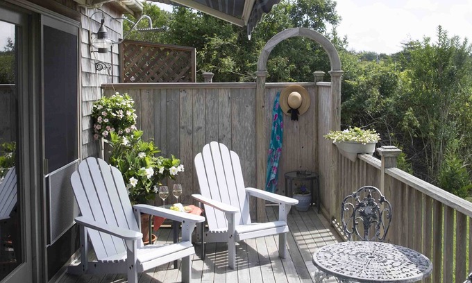 West of Town Cottage | An Unforgettable Romantic Retreat at Hidden Meadow Cottage for two adults