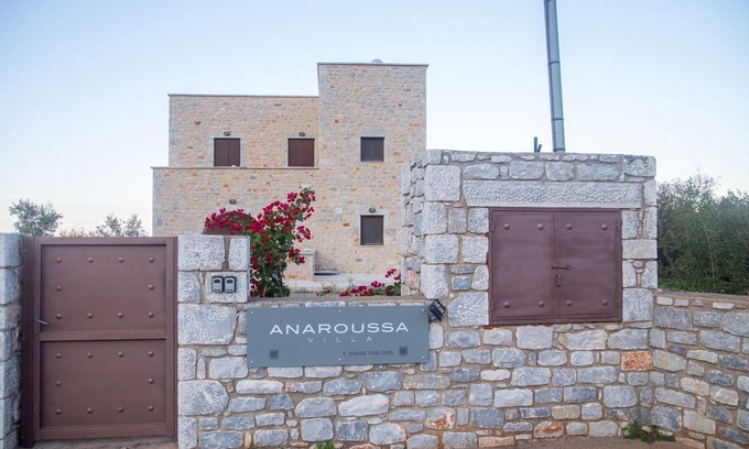 Omales Ski Chalet | Anaroussa Diros Villa