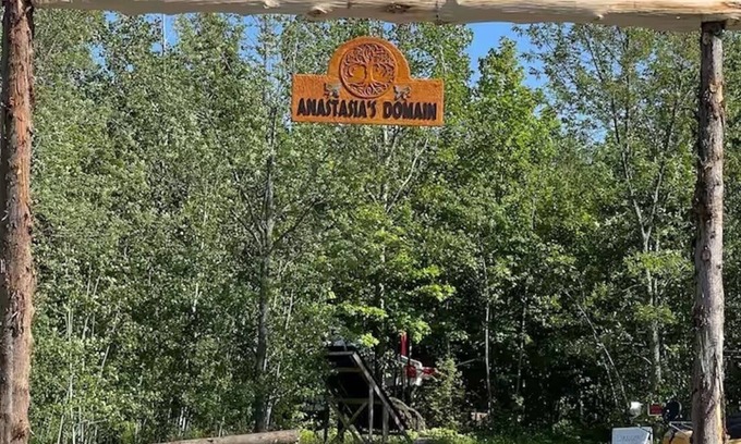 Alexandria Cabin | Anastasia’s Domain 5, Farm stay, off grid cabin in a beautiful forest!