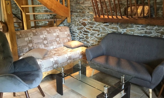 Melles House | Ancienne Grange Rénovée à la Frontière Espagnole