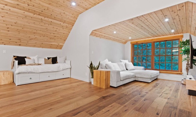 Pemberton Ski Chalet | Ancient Cedars Lodge - Luxury log cabin accommodating up to 10 guests