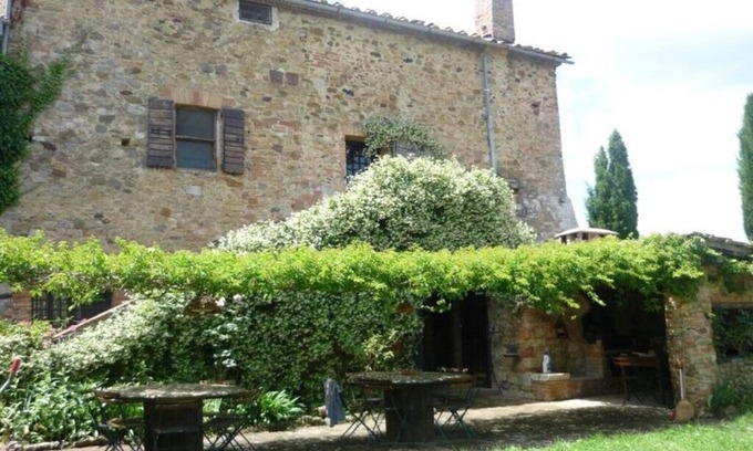 Murlo House | Ancient farmhouse with swimming pool 8-9 people near Siena suitable for families or groups