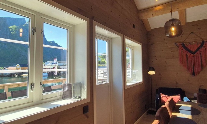 Moskenes Hotel | Andøy Vest Rorbuer Reine