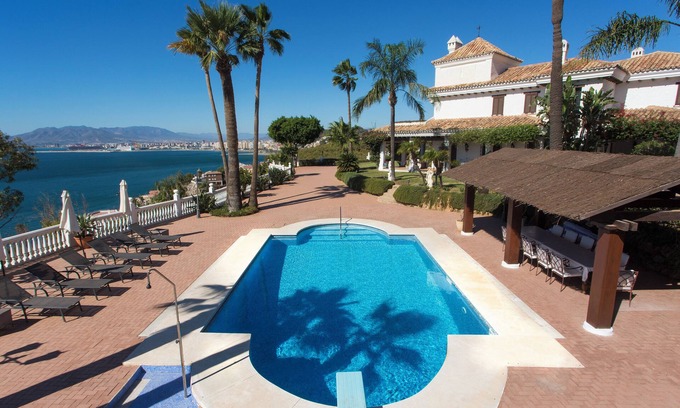 Cerrado de Calderon Villa | Andalusian villa overlooking the bay of Malaga