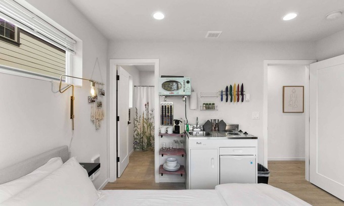 Whittier Heights House | Anders' sweet suite - Micro Studio - 91Walkscore