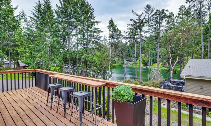 Anderson Island House | Anderson Island Home w/Deck: Steps to Lake!