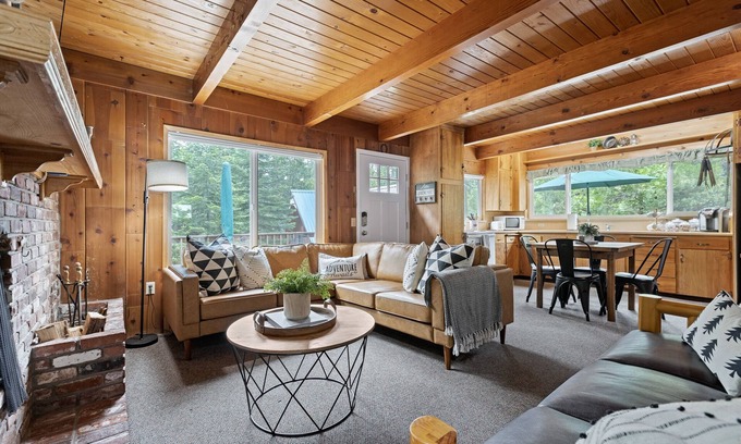 West Village Cabin | Anderson Lake House in the Heart of Shaver!