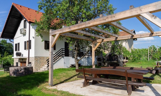 Cerklje ob Krki House | Andy's Holiday Home with HotTub & Sauna