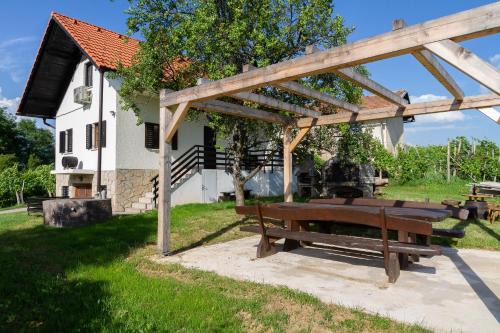 Cerklje ob Krki House | Andy's Holiday Home with HotTub & Sauna