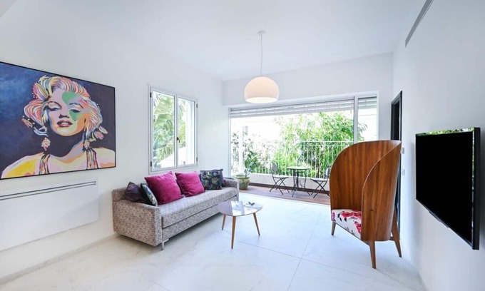 Tel Aviv Promenade Apartment | Andy Warhol at Hakerem by Holyguest