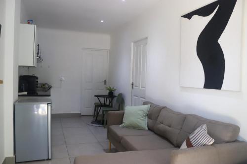 Assagay House | Angazi Guesthouse Unit 3 - Modern 2 Bedroom Apartment with Pool