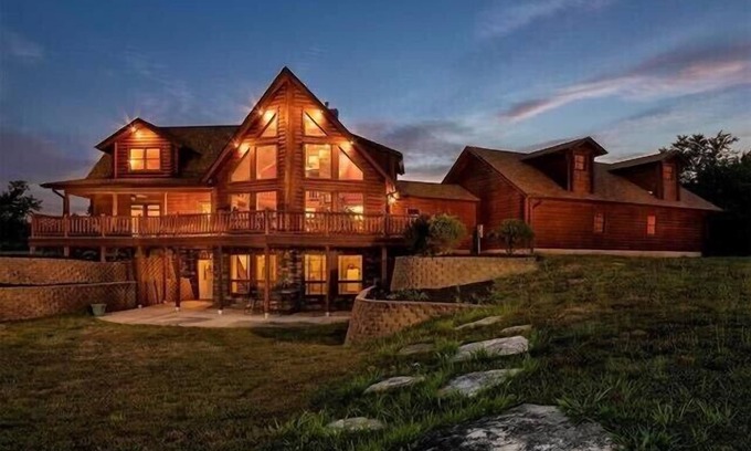 Grubville Cabin | Angela Custom Log House on 7 acres. Pets Not Allowed. No Smoking.