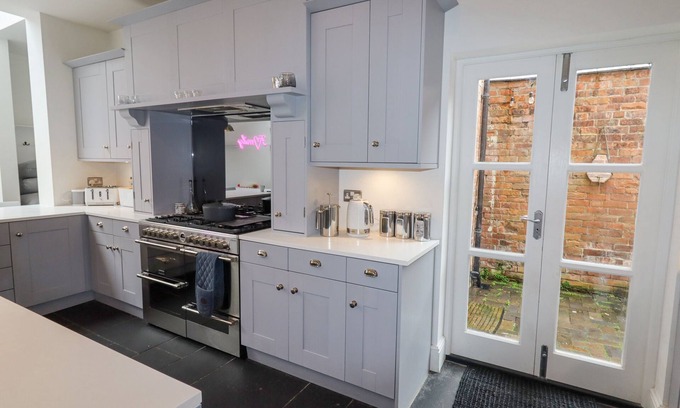 Nantwich Cottage | ANGLESEY HOUSE, pet friendly, luxury holiday cottage in Nantwich