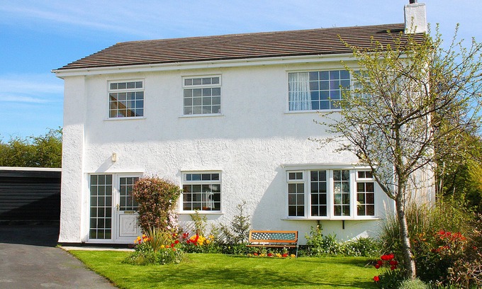 Menai Bridge Cottage | ANGLESEY WHITE HAVEN, pet friendly, with a garden in Menai Bridge