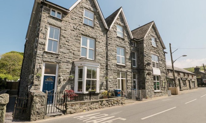 Llanbedr House | Angorfa