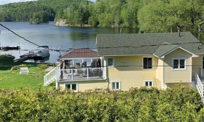 Val-des-Monts Cottage | Anira's beautiful waterfront Cottage on TwinLake with Hot tub