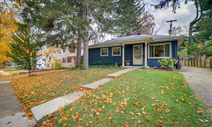 Ann Arbor House | Ann Arbor Home with Deck, 2 Mi to Michigan Stadium!