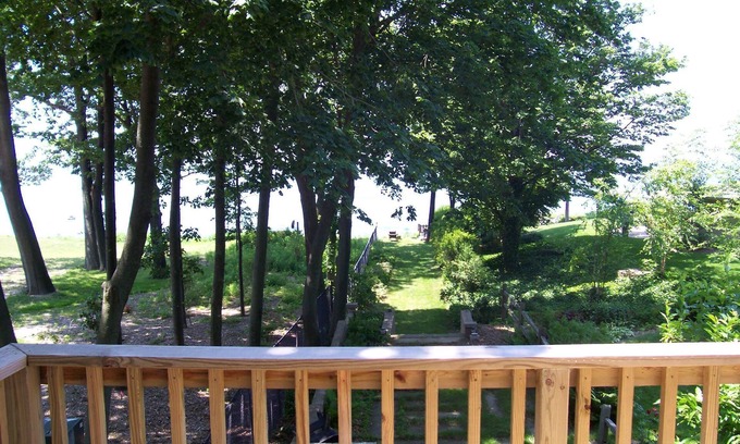 South Haven Apartment | Ann's Carriage House.peaceful, lovely, clean, close to beaches and trails