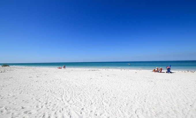 Bradenton Beach Apartment | Anna Maria Island Beach Palms 6B