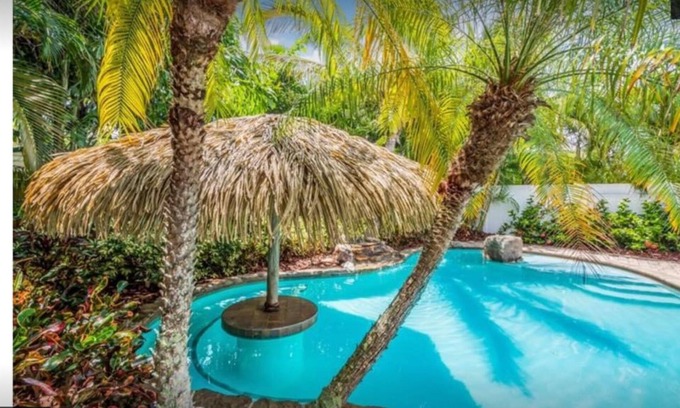 Holmes Beach Villa | Anna Maria Island! All New Remodeled Private Heated Pool + Walk to the Beach! π