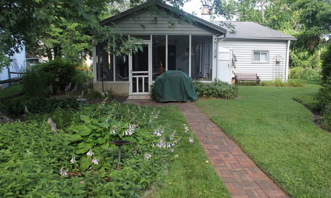 Cape Saint Claire House | Annapolis Bay House BOAT SHOW & USNA Families 2 Bedroom with Den sleeps 5