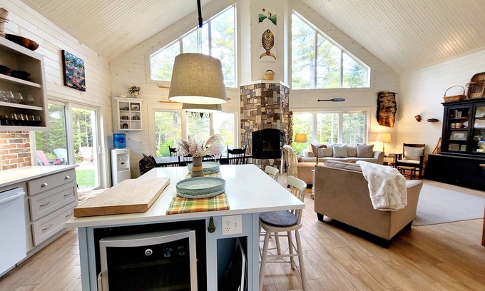 Bay of Fundy & Annapolis Valley Cottage | Annapolis Valley Lakefront Vacation Home with Outdoor Pizza Oven