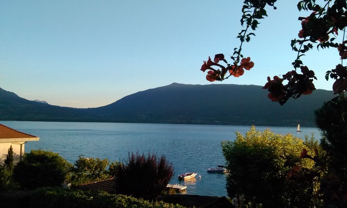 Veyrier-du-Lac Apartment | Annecy lakefront townhouse pontoon access