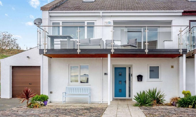Abersoch House | Annedd Lon: 4 Bed house with sea views and a short walk to the beach and village