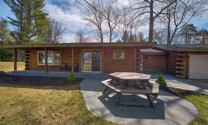 Indian River Cabin | Anni's Cottage, Located seconds away from Mullet Lake with free Wi-Fi