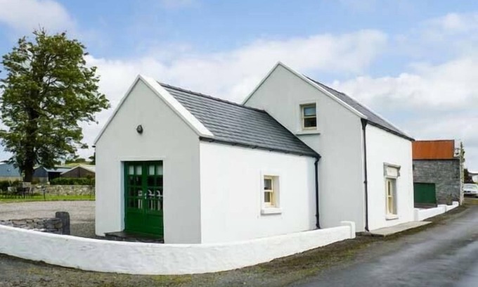 Inishmacatreer Cottage | ANNIE'S COTTAGE, family friendly in Belcarra, County Mayo