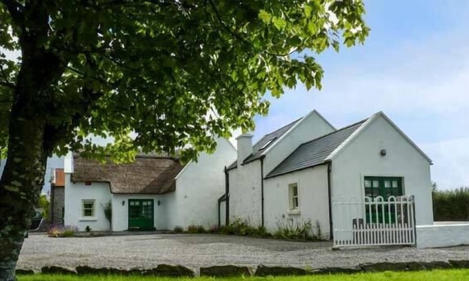 Clogher Cottage | ANNIE'S COTTAGE, family friendly in Belcarra, County Mayo