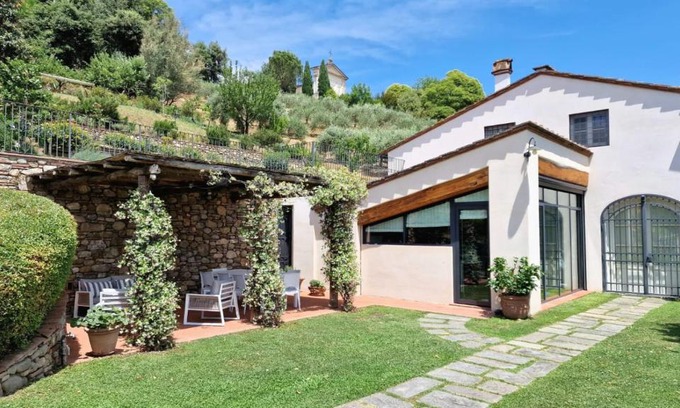 Monte San Quirico Villa | Antica limonaia ristrutturata vicino al centro