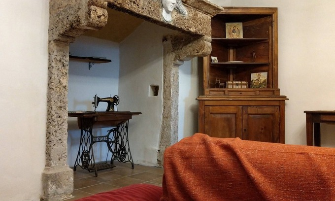 Calascio House | Antica Roccia, historic house in Calascio with all amenities