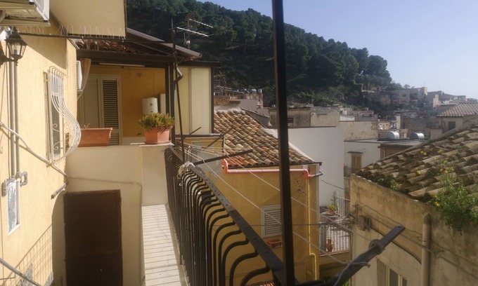 Regalbuto Bed & Breakfast | Antico Portale Host Roberto