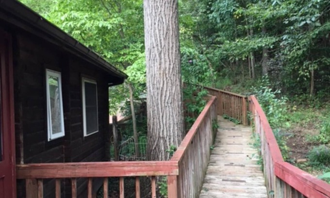 Keedysville Cabin | Antietam Creek - Quiet 2 Bedroom Cabin