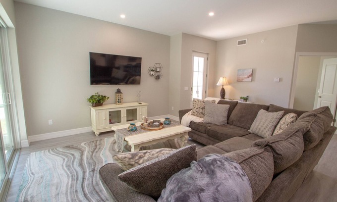 Naples Condo | Antilles Grand Coach Minutes from Marco Is.